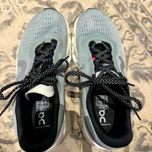 ON cloundmonster size 9.5.  Women